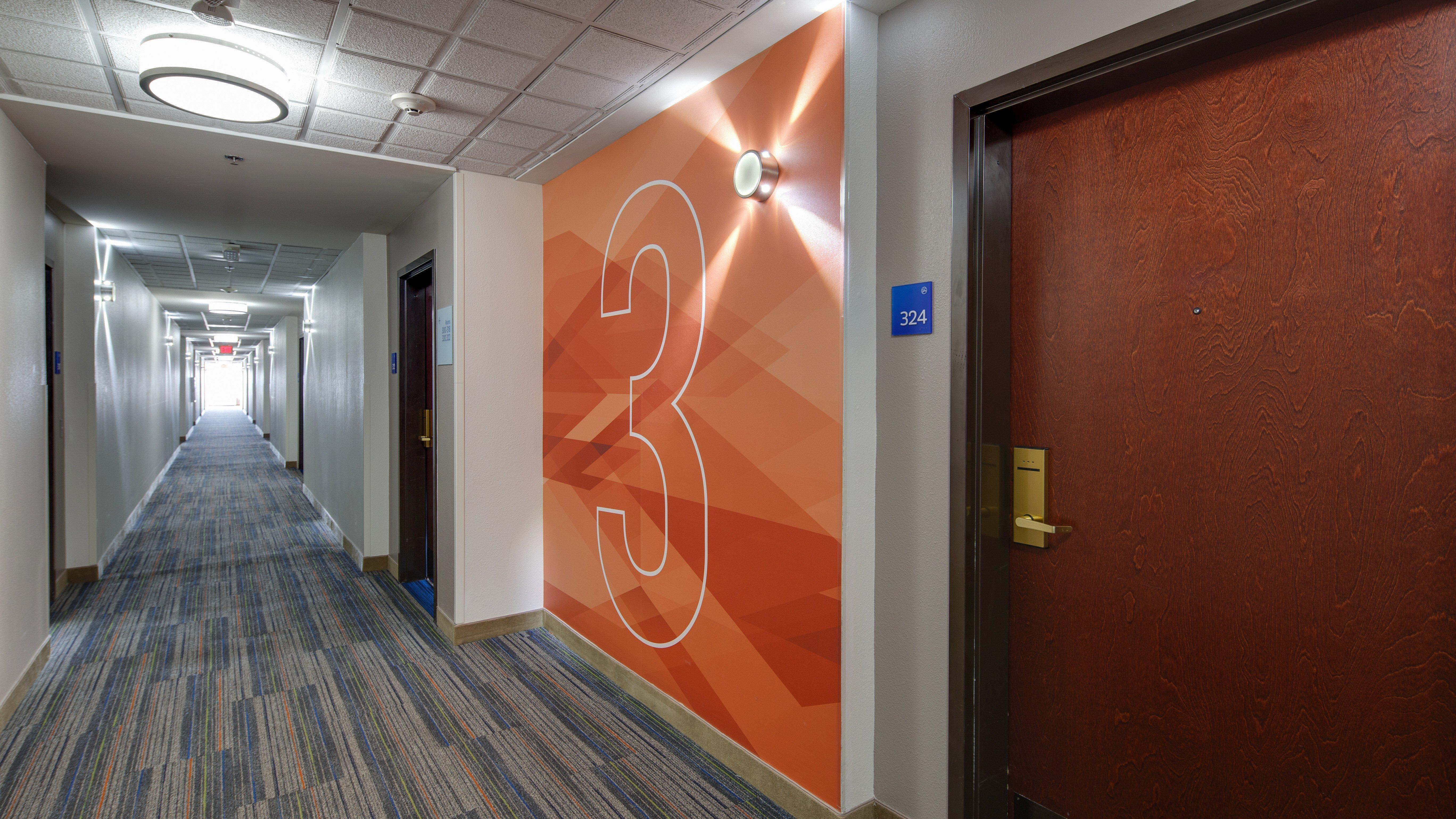 Holiday Inn Express & Suites Detroit - Farmington Hills By Ihg Northville Exterior photo
