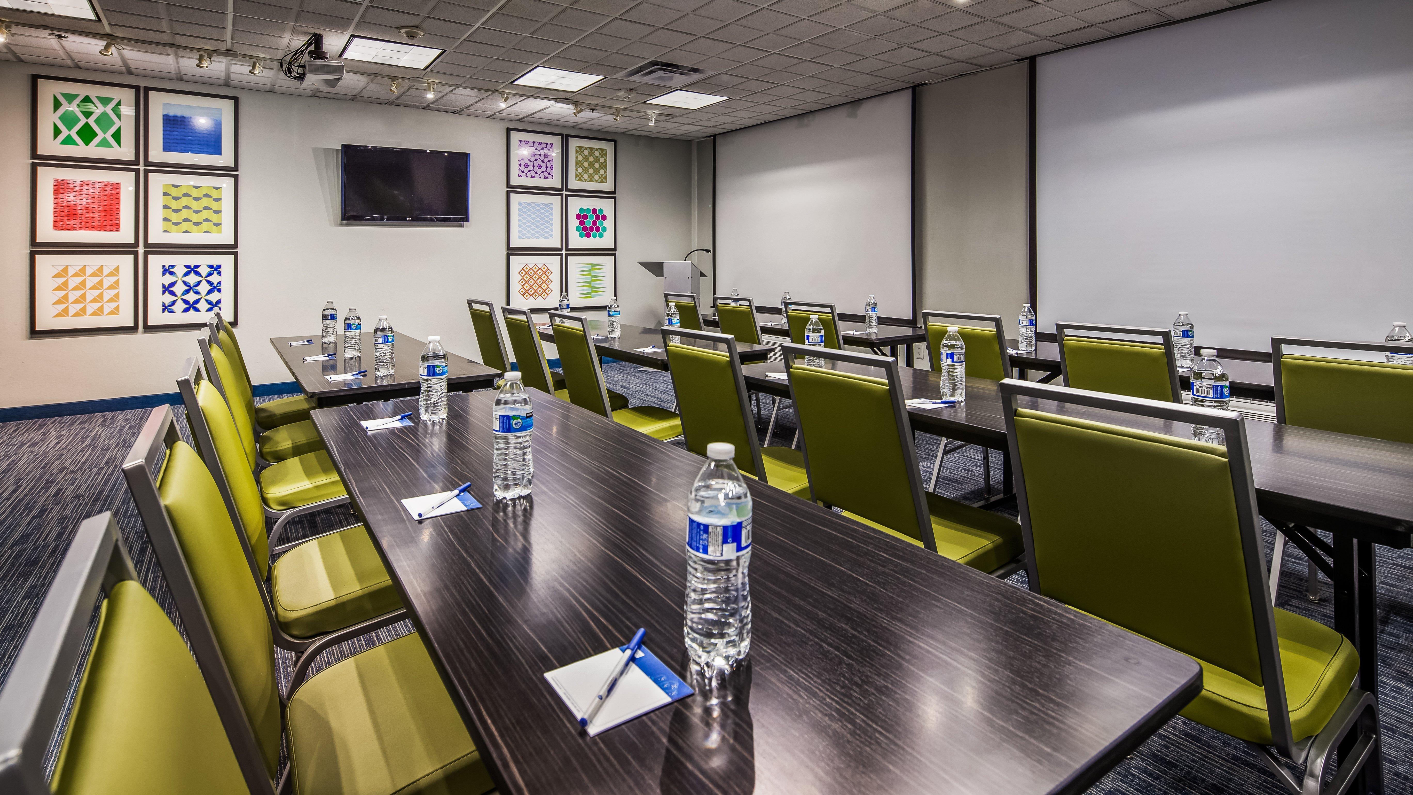 Holiday Inn Express & Suites Detroit - Farmington Hills By Ihg Northville Exterior photo