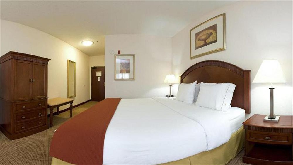 Holiday Inn Express & Suites Detroit - Farmington Hills By Ihg Northville Exterior photo